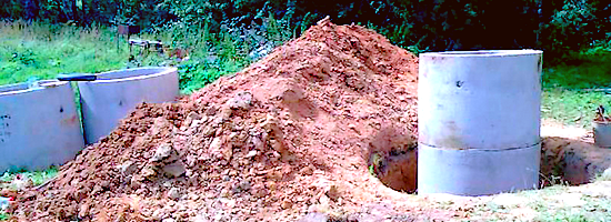 установка бетонных колец kak vikopat kolodets koltsa.png