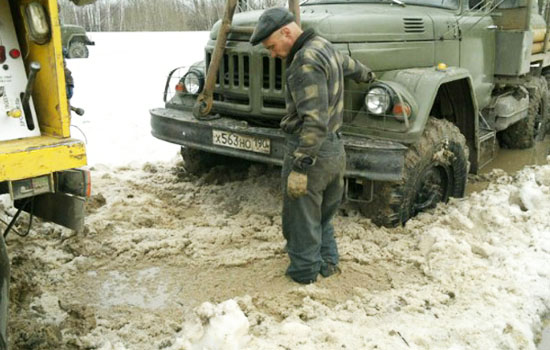 На месте бурения образовалось озеро из талой воды На месте бурения образовалось озеро из талой воды