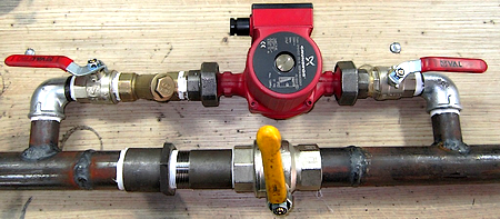 циркуляционный насос GRUNDFOS в линии с байпасом circ nasos grundfos bypass.png